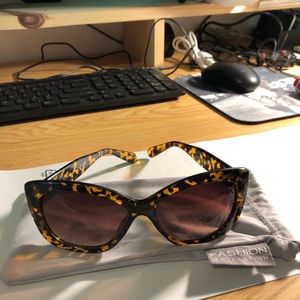 Tahari Amber summer sunglass